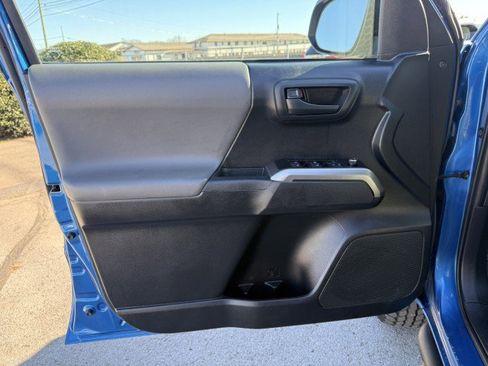 Used 2018 Toyota Tacoma SR5 image 32