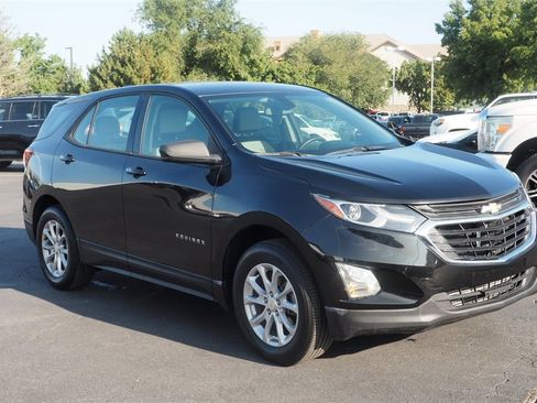 Used 2019 Chevrolet Equinox LS image 3