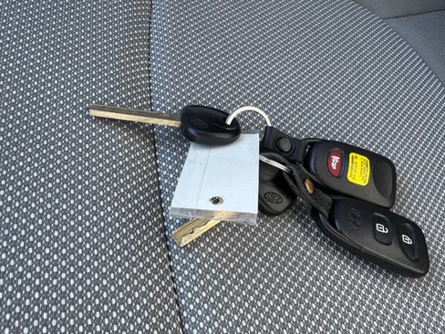 Used 2013 Hyundai Accent GLS image 24