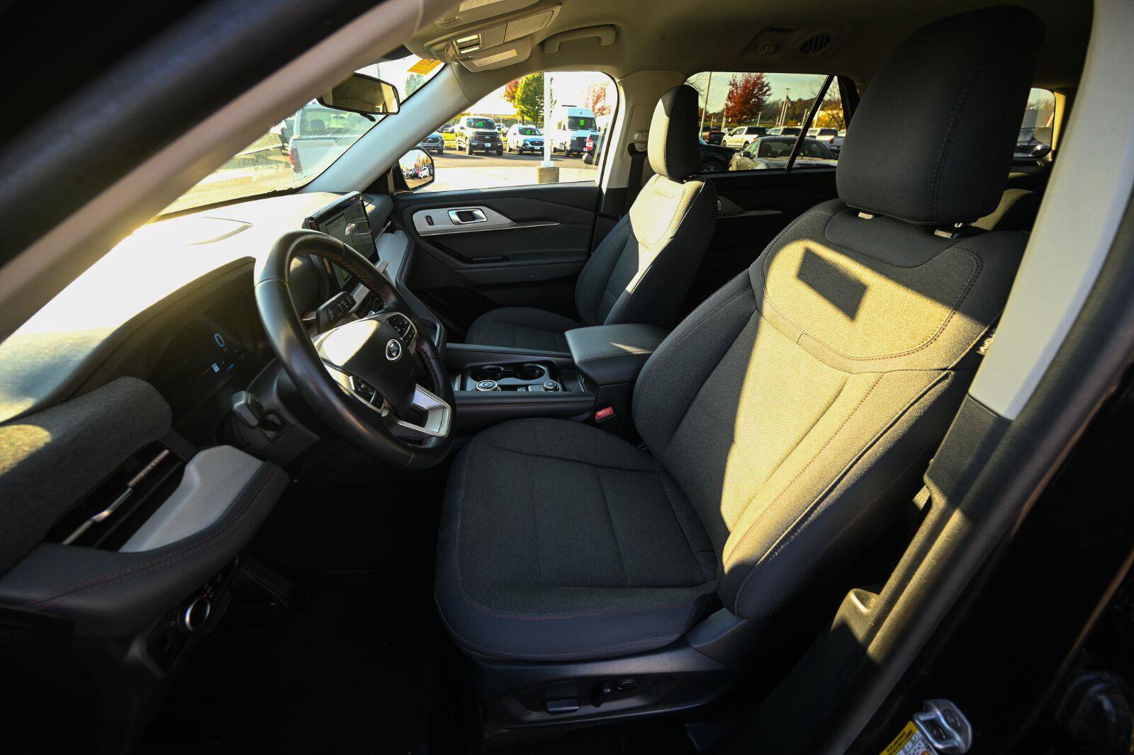 Used 2025 Ford Explorer Active AWD/4WD image 19