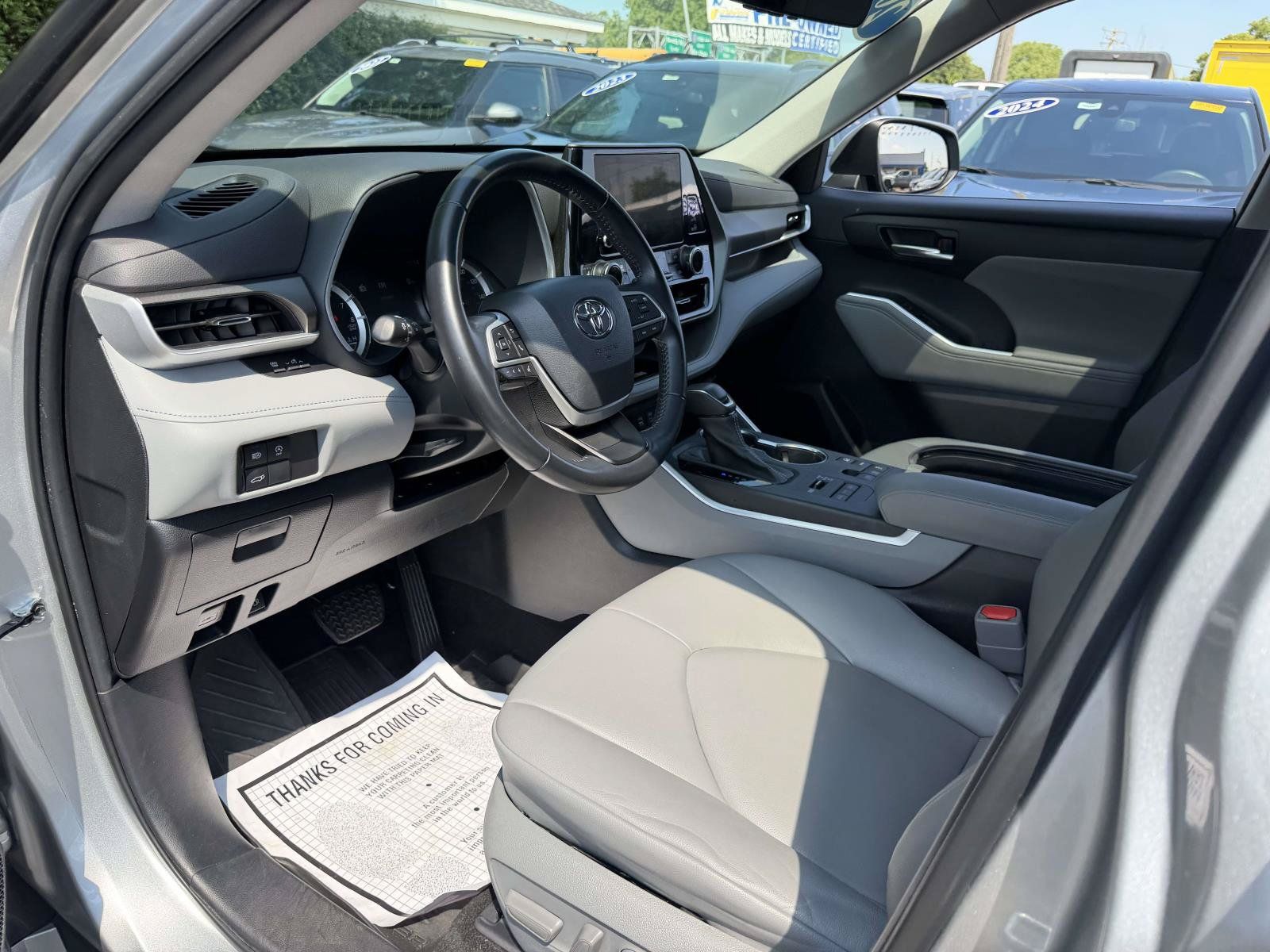 Used 2023 Toyota Highlander XLE AWD/4WD image 12