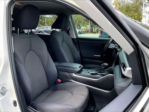 Used 2021 Toyota Highlander LE image 9