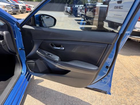 Used 2022 Nissan Sentra SV FWD image 11