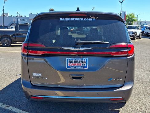 Used 2023 Chrysler Pacifica Touring-L FWD image 5