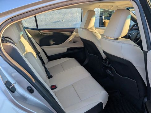 Certified 2025 Lexus ES 300h w/ Premium Package image 12