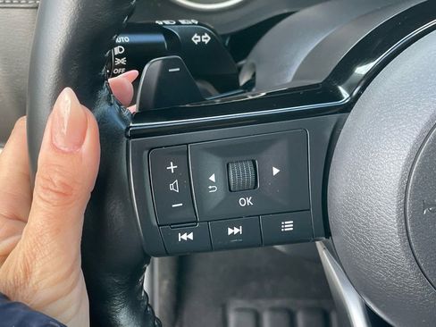 Certified 2023 Nissan Pathfinder SL w/ Black Appearance Package image 17