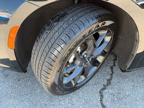 Used 2025 Chrysler Pacifica Limited FWD image 18