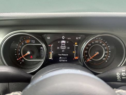Used 2019 Jeep Wrangler Unlimited Sahara AWD/4WD image 12
