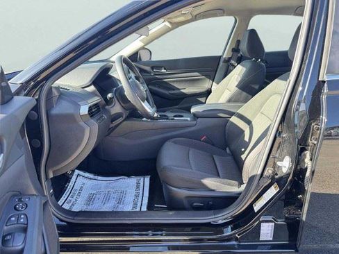 Used 2025 Nissan Altima 2.5 SV FWD image 8