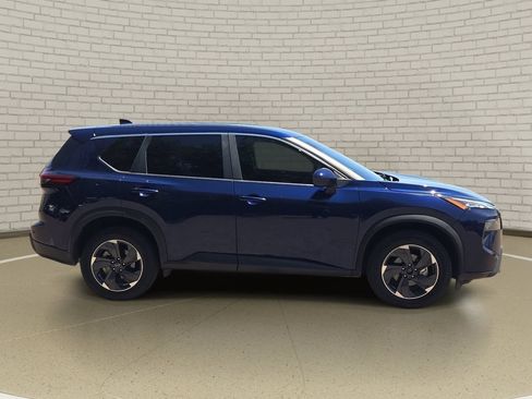 Used 2024 Nissan Rogue SV FWD image 4