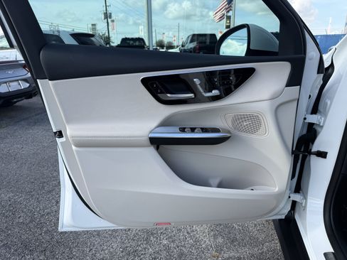 Used 2025 Mercedes-Benz GLC 350e 4MATIC image 11