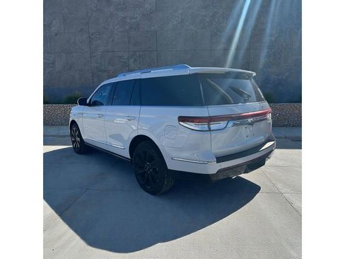 Used 2024 Lincoln Navigator Reserve image 3