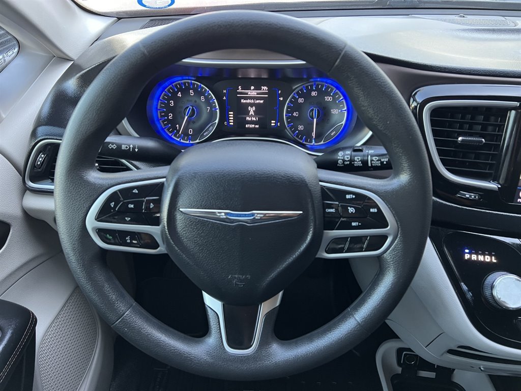 Used 2018 Chrysler Pacifica Touring Plus w/ Tire & Wheel Group FWD image 23