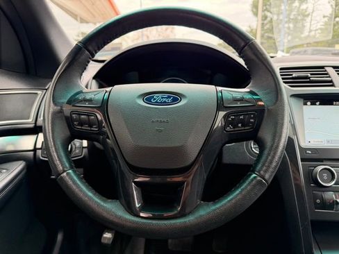 Used 2018 Ford Explorer XLT w/ Equipment Group 202A AWD/4WD image 21
