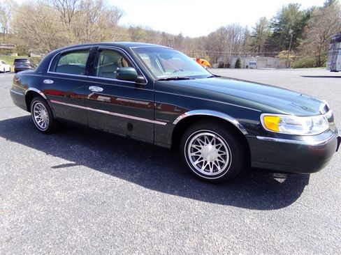 Used 2002 Lincoln Town Car Signature RWD image 5
