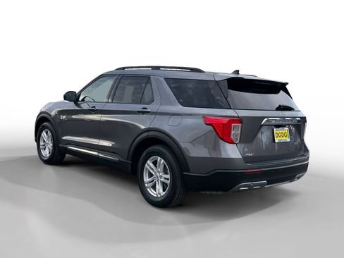 Certified 2022 Ford Explorer XLT w/ Equipment Group 202A image 3