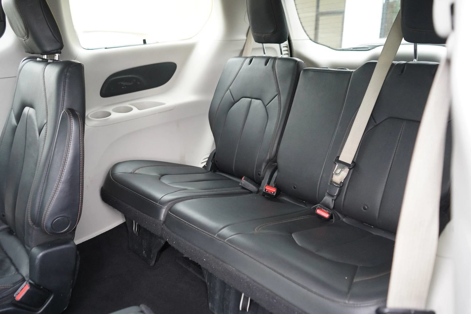 Used 2020 Chrysler Pacifica Touring-L FWD image 18