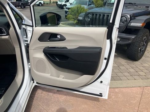 Used 2024 Chrysler Pacifica Select image 18