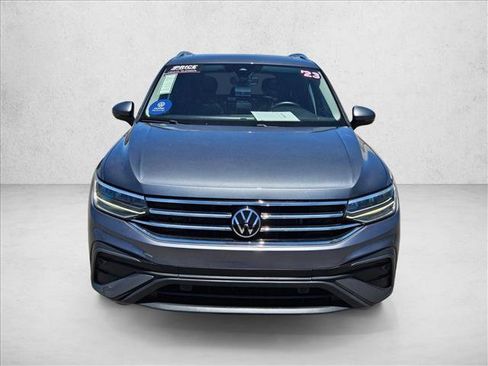Used 2023 Volkswagen Tiguan SE w/ Panoramic Sunroof Package FWD image 2