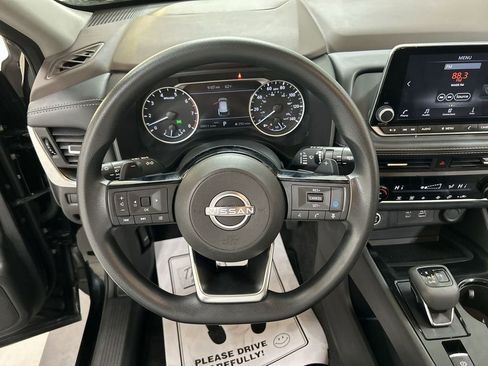 Used 2023 Nissan Rogue SV image 4