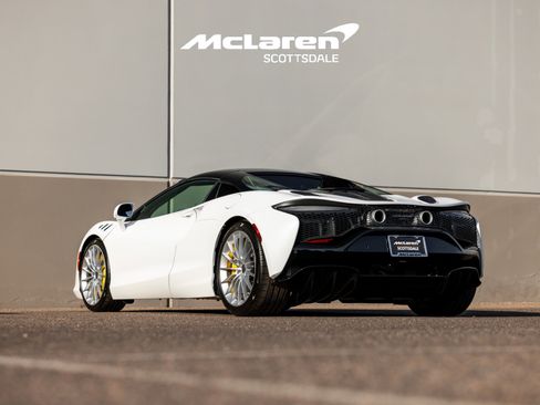 Used 2025 McLaren Artura Spider image 7