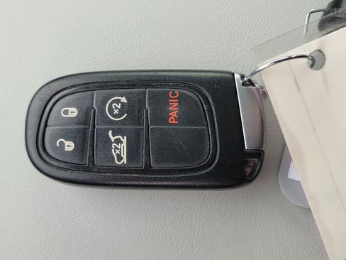 Used 2020 Jeep Cherokee Limited image 32