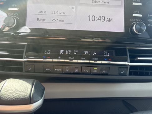 Used 2024 Toyota Sienna XLE FWD image 13