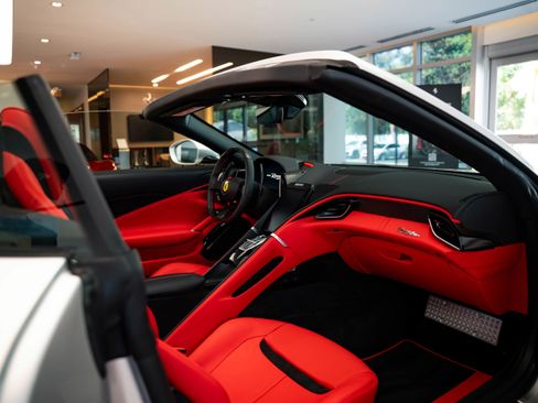 Used 2024 Ferrari Roma Spider image 21