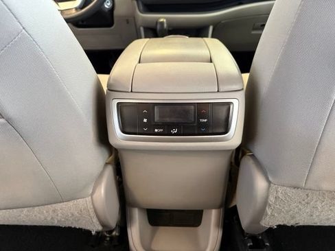 Used 2017 Toyota Highlander LE w/ Carpet Mat Package FWD image 26