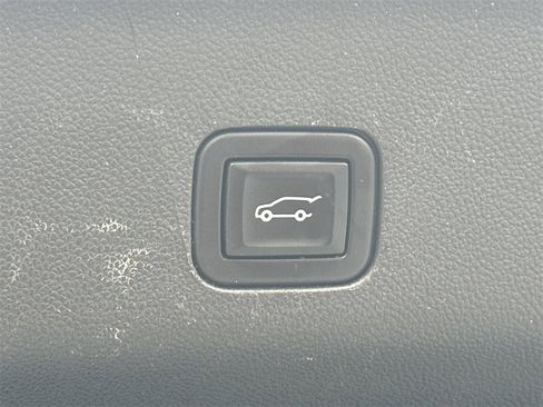 Used 2022 Cadillac Escalade ESV Premium Luxury w/ Performance Package image 10