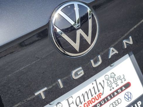 Used 2023 Volkswagen Tiguan SE w/ Panoramic Sunroof Package FWD image 6