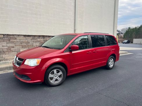 Used 2013 Dodge Grand Caravan SXT image 3