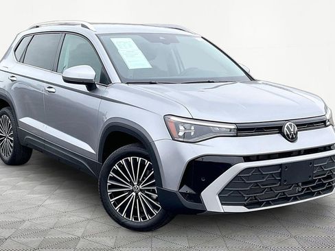 Used 2025 Volkswagen Taos SE image 3