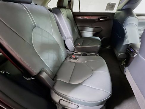Used 2026 Toyota Highlander Platinum image 22