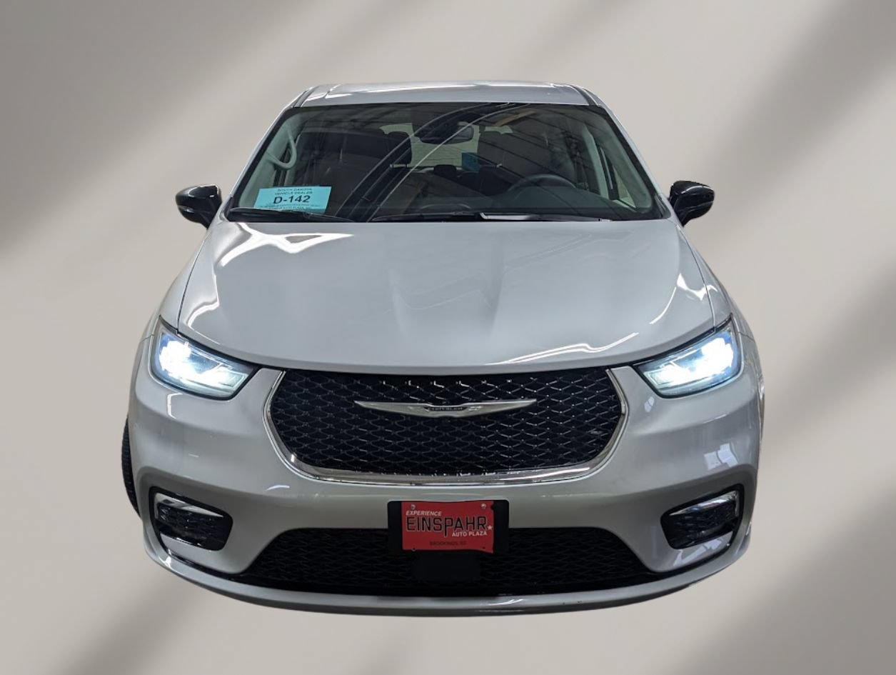 Used 2024 Chrysler Pacifica Touring-L FWD image 2