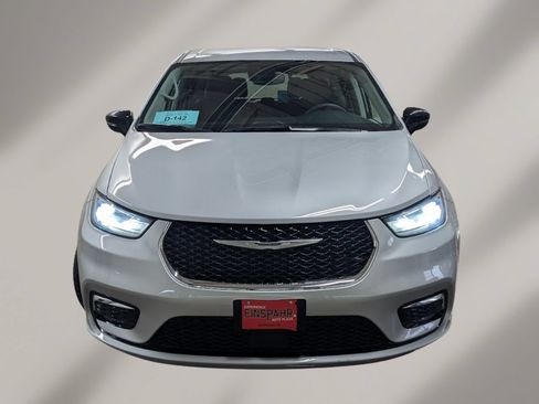 Used 2024 Chrysler Pacifica Touring-L FWD image 2