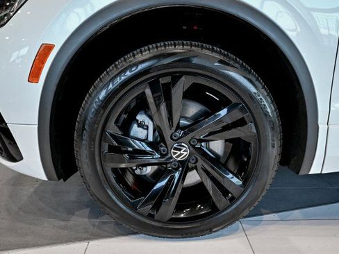 Used 2024 Volkswagen Tiguan SE R-Line image 41
