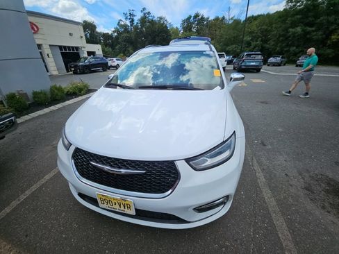 Used 2022 Chrysler Pacifica Limited FWD image 4