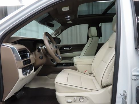 Used 2025 GMC Yukon Denali w/ Denali Reserve Package image 9