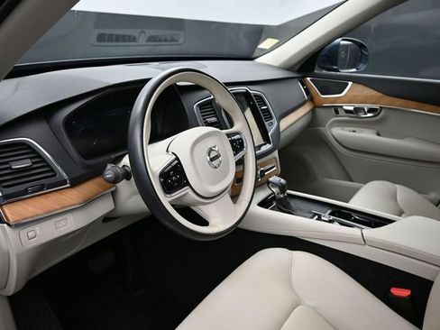 Used 2022 Volvo XC90 T5 Momentum w/ Climate Package image 11