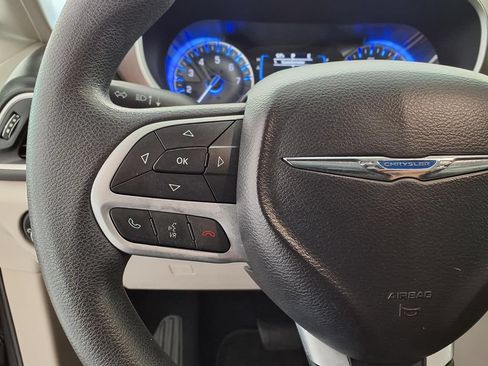 Used 2017 Chrysler Pacifica Touring FWD image 5
