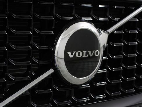 Certified 2025 Volvo XC60 B5 Core image 28