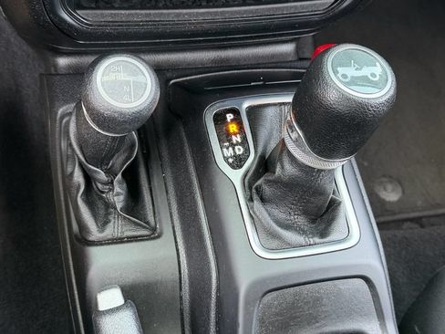 Used 2018 Jeep Wrangler Unlimited Sport S AWD/4WD image 19