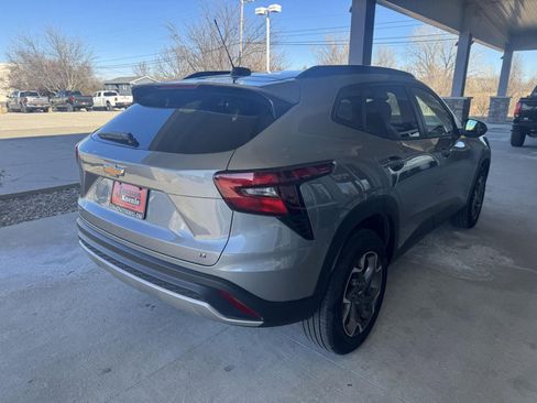 Used 2025 Chevrolet Trax LT w/ LT Convenience Package image 3