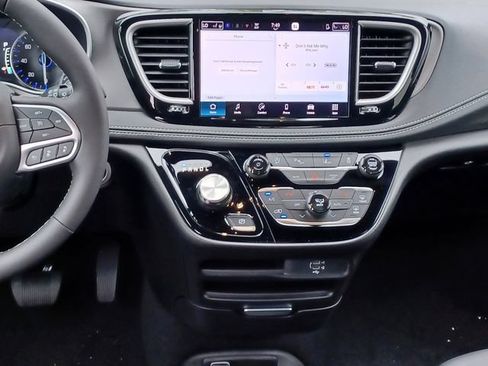 New 2027 Chrysler Pacifica Select AWD/4WD image 17