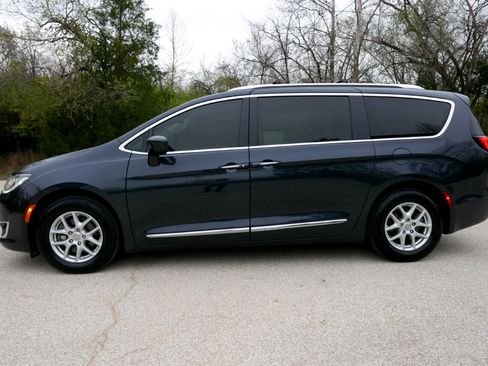 Used 2020 Chrysler Pacifica Touring-L image 2