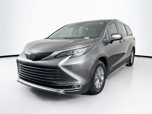 Certified 2021 Toyota Sienna XLE image 2