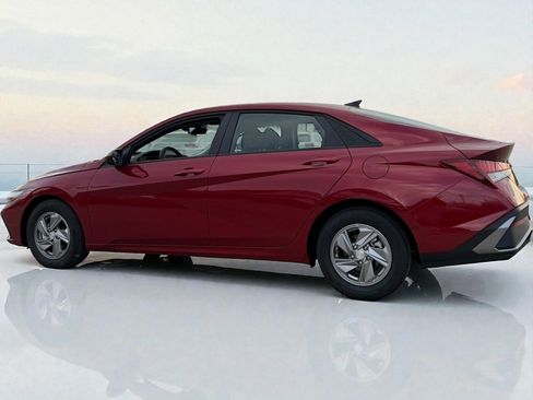 Certified 2025 Hyundai Elantra SE w/ Cargo Package image 3