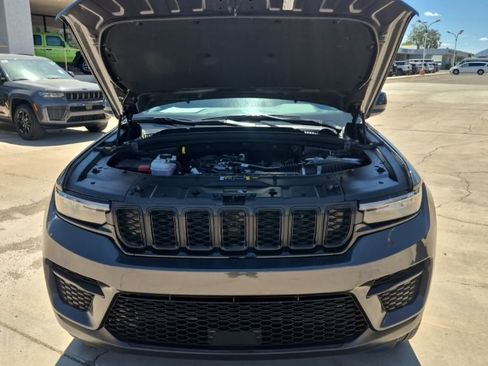 Used 2025 Jeep Grand Cherokee Altitude image 61
