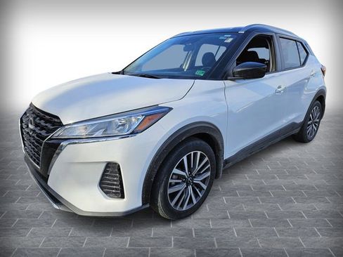 Used 2023 Nissan Kicks SV image 3